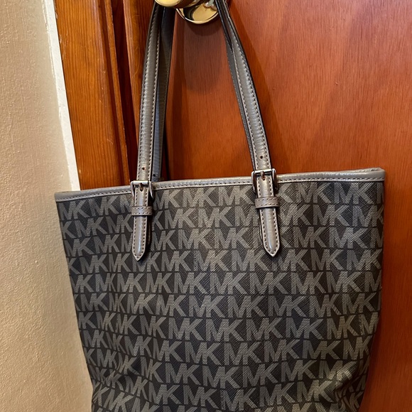 Micheal Kors purse - Picture 4 of 4